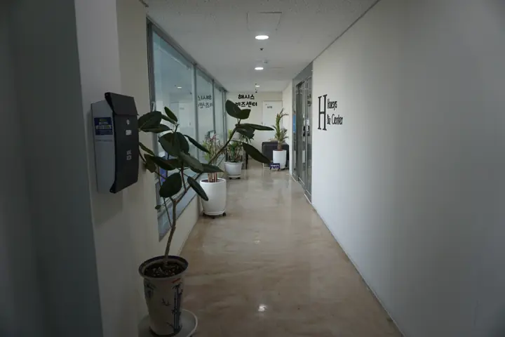해시스 용인 기흥점 로고 사인이 있는 복도