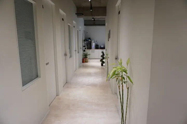 해시스 용인 기흥점 독립 사무실이 이어진 복도